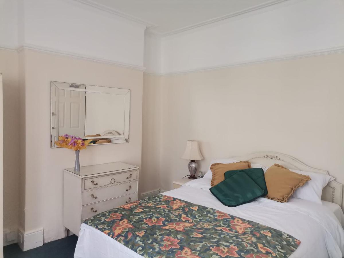 Double Room Available- London Seven Kings Seven Kings Train Station Ilford Ngoại thất bức ảnh