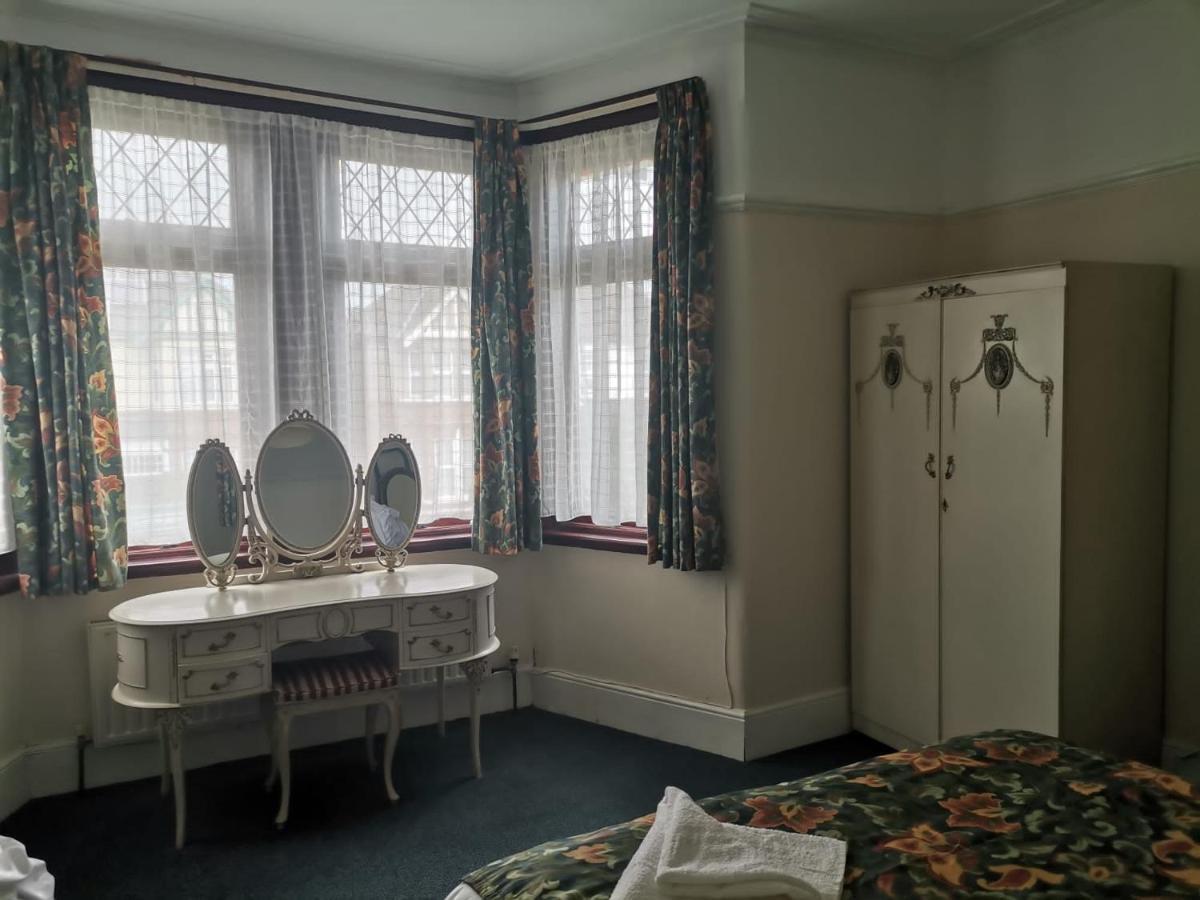 Double Room Available- London Seven Kings Seven Kings Train Station Ilford Ngoại thất bức ảnh