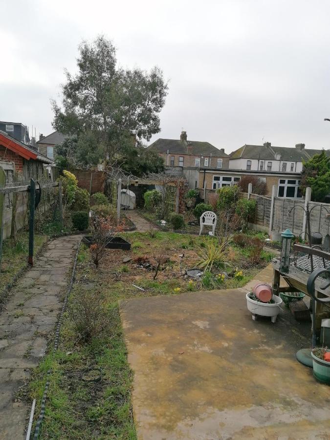 Double Room Available- London Seven Kings Seven Kings Train Station Ilford Ngoại thất bức ảnh