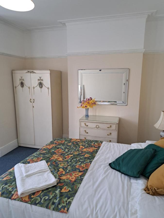 Double Room Available- London Seven Kings Seven Kings Train Station Ilford Ngoại thất bức ảnh