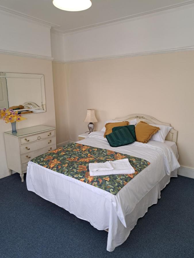 Double Room Available- London Seven Kings Seven Kings Train Station Ilford Ngoại thất bức ảnh