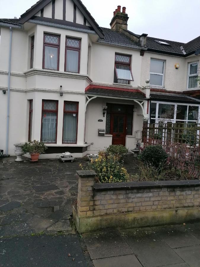 Double Room Available- London Seven Kings Seven Kings Train Station Ilford Ngoại thất bức ảnh