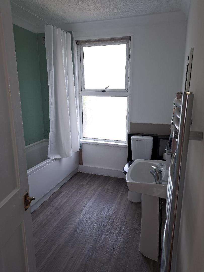 Double Room Available- London Seven Kings Seven Kings Train Station Ilford Ngoại thất bức ảnh